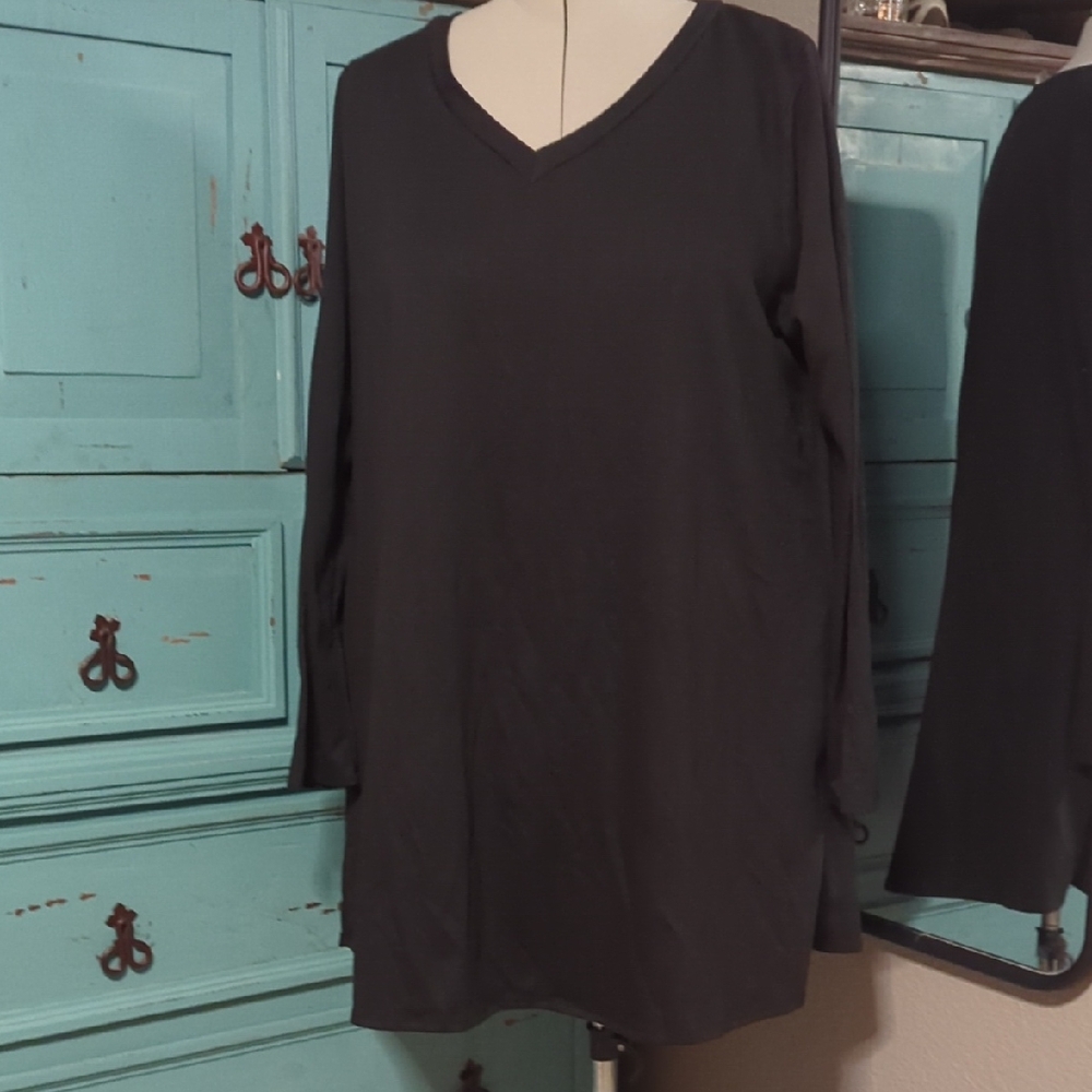 Chic Black V-Neck Midi Dress